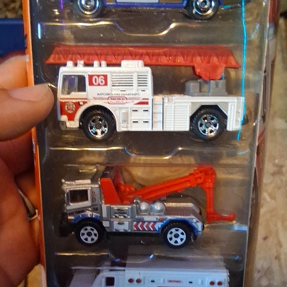 Matchbox 5-Pack Rescue & Service Vehicles - Picture 8 of 9